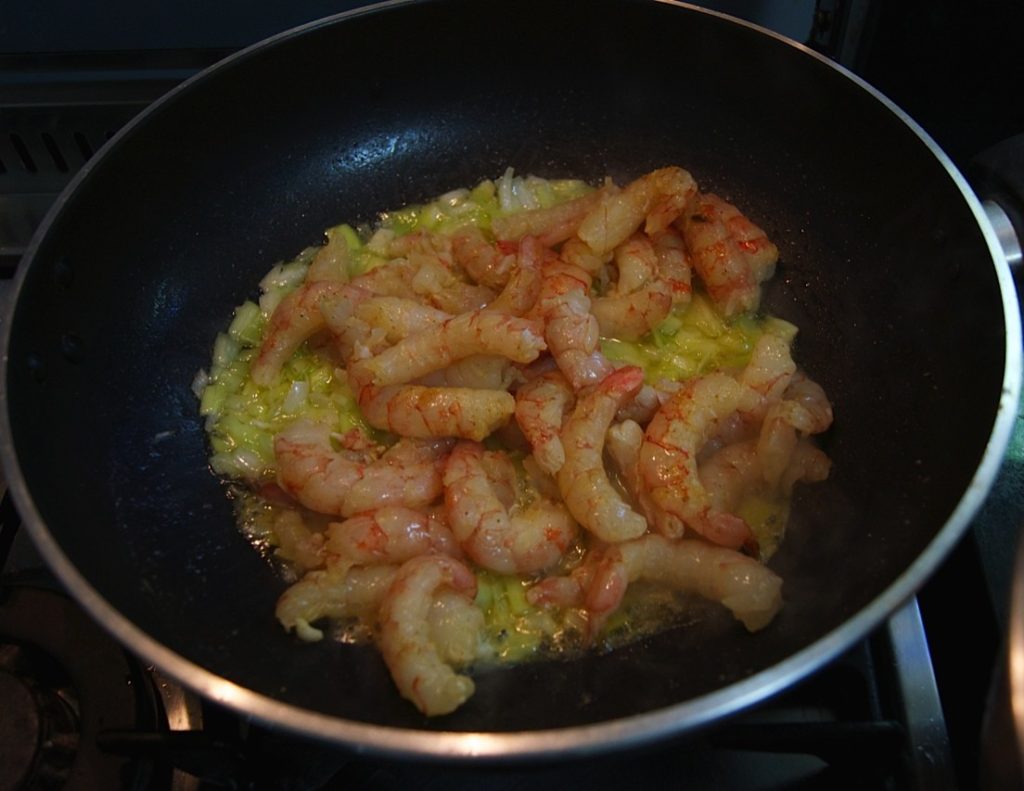 Camarão ao curry e alho poró