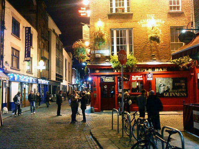 640px-temple_bar_dublin_at_night